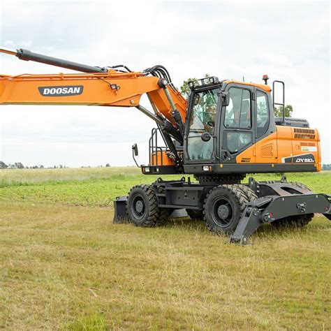 Rent an Excavator: Wheeled, Tracked or Full Size Rentals